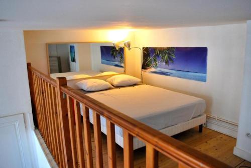 une chambre avec un lit avec deux oreillers dessus dans l'établissement L'appartement du Parc, à Lyon