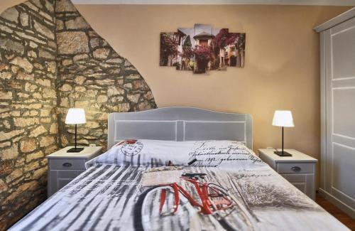 een slaapkamer met een bed met een fiets erop bij Villa Giovanna in Rakalj