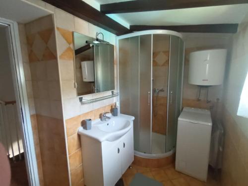 een badkamer met een wastafel, een douche en een toilet bij Villa Giovanna in Rakalj