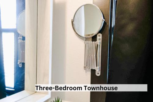 Gambar di galeri bagi Boutique Apartment in Historic Downtown Albany di Albany