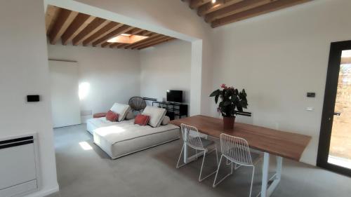 a living room with a white couch and a table at Casa di Pino in Cefalù
