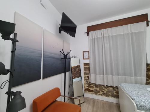 TV a/nebo společenská místnost v ubytování TUUL ETXEA, Habitación en caserío a 8km de Bilbao, Baño compartido