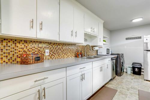Seattle Garden Apt Walk to Water and Amenities!にあるキッチンまたは簡易キッチン