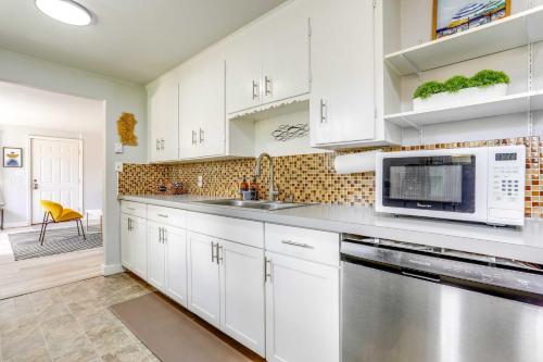Seattle Garden Apt Walk to Water and Amenities!にあるキッチンまたは簡易キッチン
