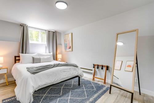 Seattle Garden Apt Walk to Water and Amenities!にあるベッド