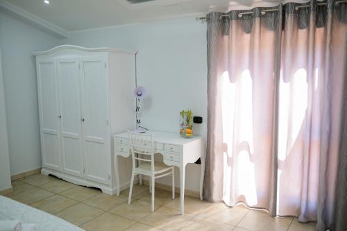 a white desk in a room with a window at Venere apartement house in Montalto Uffugo