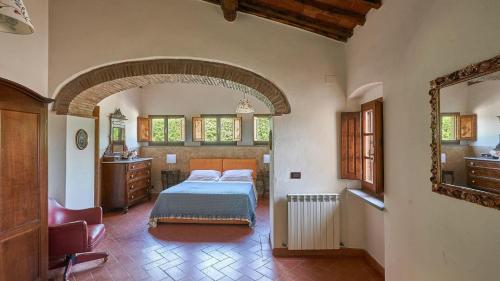 um quarto com uma cama e uma secretária num quarto em Mulinaccio di Badia em Gaiole in Chianti