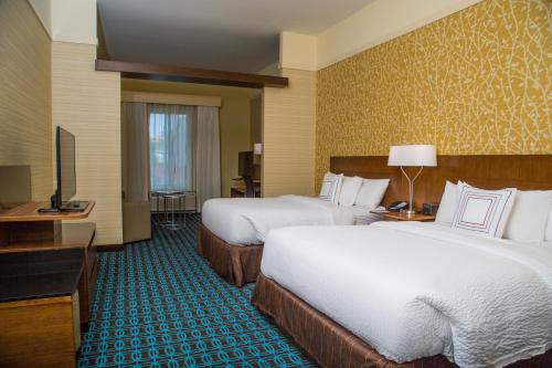 ein Hotelzimmer mit 2 Betten und einem TV in der Unterkunft Fairfield Inn & Suites by Marriott Pocatello in Pocatello
