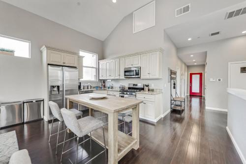 Η κουζίνα ή μικρή κουζίνα στο West Oakland 3br2ba Top Floor Flat Ideal For Bus