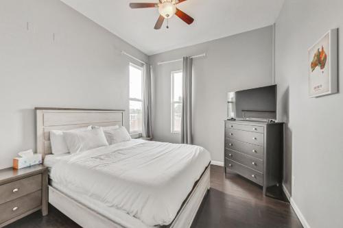 Ένα ή περισσότερα κρεβάτια σε δωμάτιο στο West Oakland 3br2ba Top Floor Flat Ideal For Bus