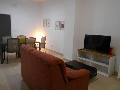 a living room with a couch and a television at TwinFlats 2 in Valencia