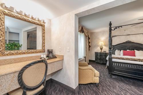 Ένα ή περισσότερα κρεβάτια σε δωμάτιο στο Bellissimo Hotel, Trademark by Wyndham Near Foxwoods Casino