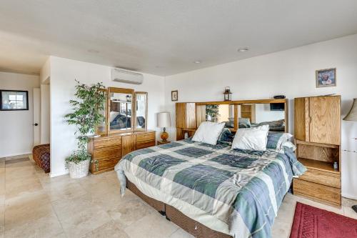 1 dormitorio con 1 cama grande y cabecero de madera en Spacious Perris Rental Home about 7 Mi to Canyon Lake!, en Perris