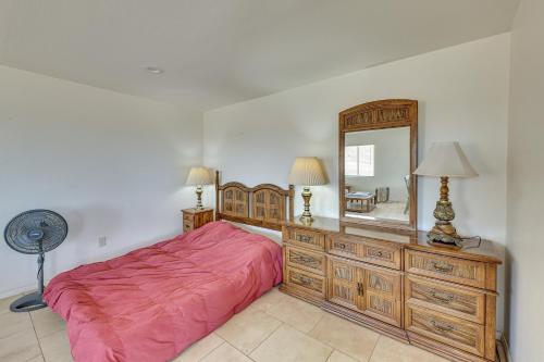 1 dormitorio con cama roja y espejo en California Countryside Retreat with Mountain Views, en Perris