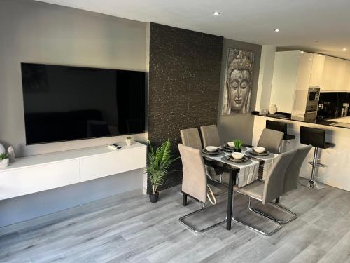 Una televisión o centro de entretenimiento en Apartamento Cristina 3 - Playa Arenal Bol