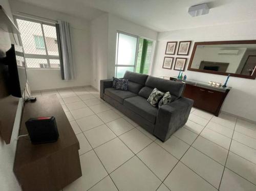 una sala de estar con un sofá y una mesa en Apto 200m mar de Cabo Branco, en João Pessoa