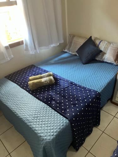 a bedroom with two beds with blue sheets and a window at Excelente Quarto Próximo Ao Metrô in Sao Paulo