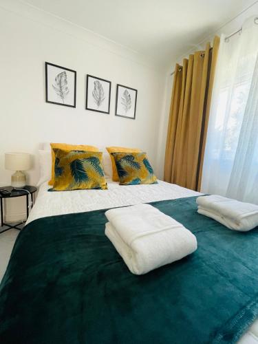 1 dormitorio con 1 cama grande y 2 almohadas en Simple Stay-Double Room Escape with Modern Luxury, en Portchester