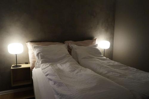 Postel nebo postele na pokoji v ubytování Koselig leilighet i Langevåg