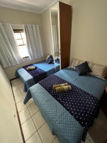 3 camas en una habitación con sábanas azules en Excelente Quarto Próximo Ao Metrô, en São Paulo