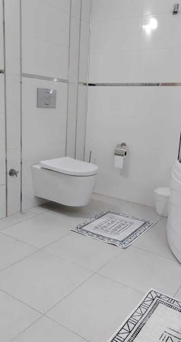 Bilik mandi di Seafront Apartment by the sea and with a beach and with big garden