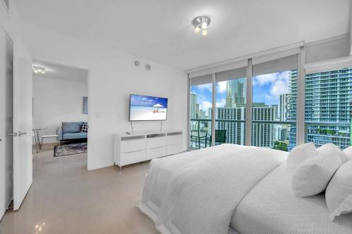 1 dormitorio blanco con 1 cama grande y TV en Gorgeous Bay & City view condo in Brickell with Free SPA, en Miami