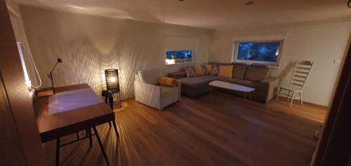- un salon avec un canapé et une table dans l'établissement Elly House, à Haapsalu