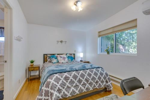 Un pat sau paturi într-o cameră la Cozy Seattle Retreat with Outdoor Dining Table!