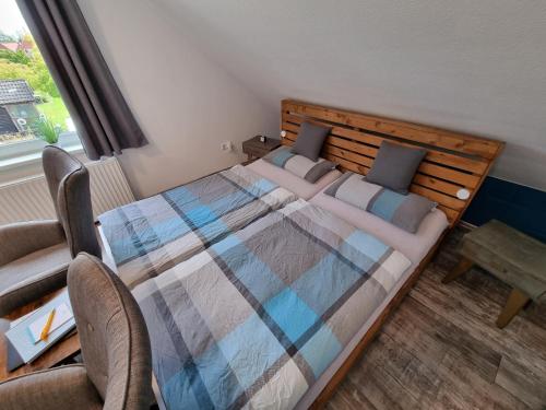 ein Schlafzimmer mit einem Bett und einem Tisch und einem Fenster in der Unterkunft FEWO FloTi Ferienwohnung Augustfehn in Apen