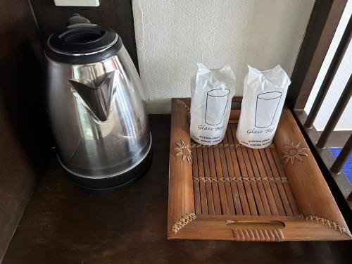 una cafetera y una cafetera sobre una mesa en Grand Phranakhon Hotel en Phra Nakhon Si Ayutthaya