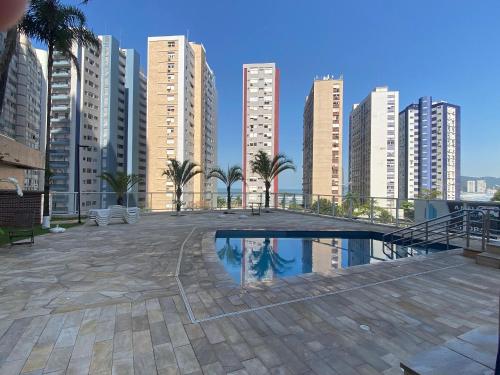 una piscina en medio de una ciudad con edificios altos en Apartamento com Excelente Vista!, en Santos