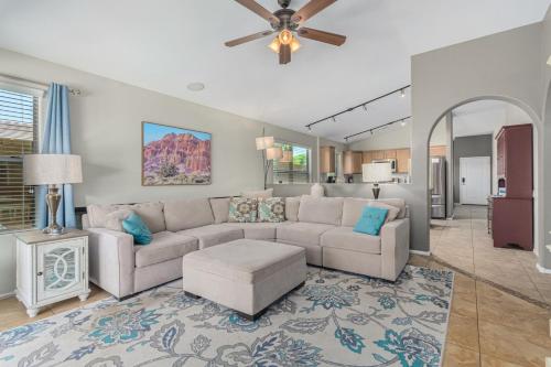 Χώρος καθιστικού στο Serenity Haven with Private Pool in Gilbert