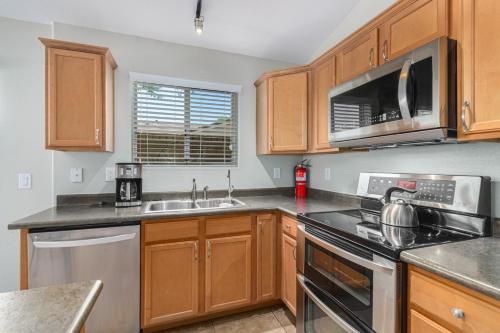 Η κουζίνα ή μικρή κουζίνα στο Serenity Haven with Private Pool in Gilbert