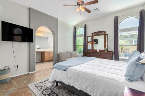 een slaapkamer met een bed en een plafondventilator bij Serenity Haven with Private Pool in Gilbert in Queen Creek