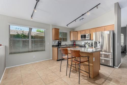 Η κουζίνα ή μικρή κουζίνα στο Serenity Haven with Private Pool in Gilbert