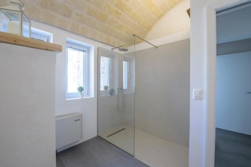ein Badezimmer mit Dusche und Glastür in der Unterkunft Villa Alice by Villa Plus in San Michele Salentino