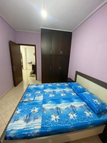Katil atau katil-katil dalam bilik di Apartaments Rraku