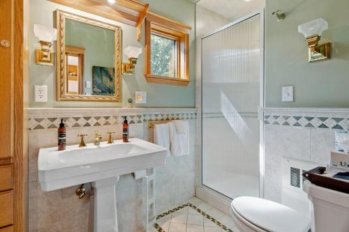 y baño con lavabo y ducha. en Villa de Lago, en Minneapolis
