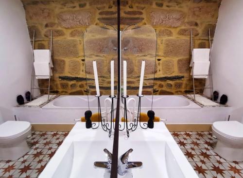 y baño con 2 aseos y bañera. en ROSA XVI - Garden Guest House, en Vilar Torpim