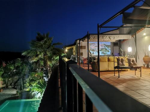 una casa con piscina por la noche en ROSA XVI - Garden Guest House, en Vilar Torpim