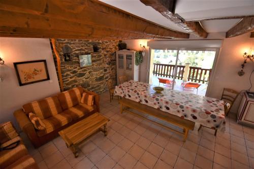 un salon avec une table et un canapé dans l'établissement VAUJANYLOCATIONS - ROCHES GRANDES 47, à Vaujany