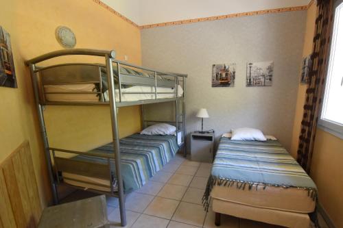 Postel nebo postele na pokoji v ubytování VAUJANYLOCATIONS - ROCHES GRANDES 47