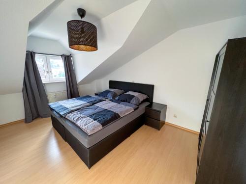 una camera con un letto di Casa Sali a Leimen