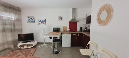uma cozinha com uma secretária e um computador em Beau studio tout confort au calme avec parking . em Villeurbanne