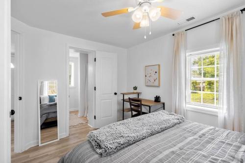 Katil atau katil-katil dalam bilik di Charming, Private Abode: Serenity in Hopewell, VA!