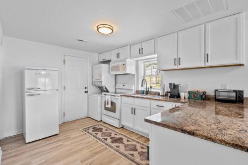 Dapur atau dapur kecil di Charming, Private Abode: Serenity in Hopewell, VA!