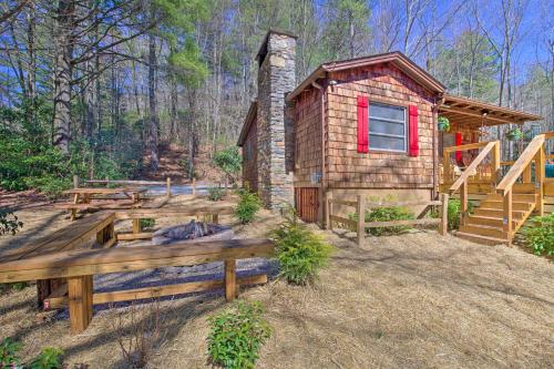 Κήπος έξω από το Fire Pit, Grill, and Views Cashiers Getaway!