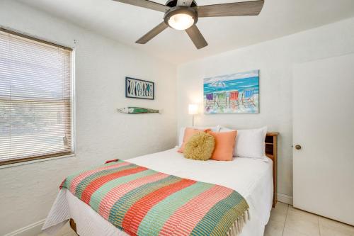 Katil atau katil-katil dalam bilik di Relaxing Wildwood Crest Retreat with 2 Patios!