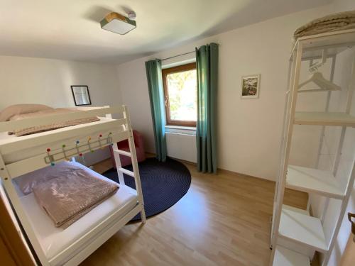 Tacherting的住宿－Familiäre helle, moderne Wohnung mit 6 Schlafplätzen，客房设有两张双层床和梯子