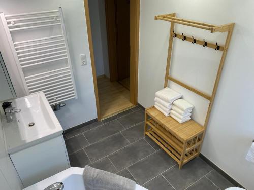 Tacherting的住宿－Familiäre helle, moderne Wohnung mit 6 Schlafplätzen，浴室配有盥洗盆、卫生间和毛巾。